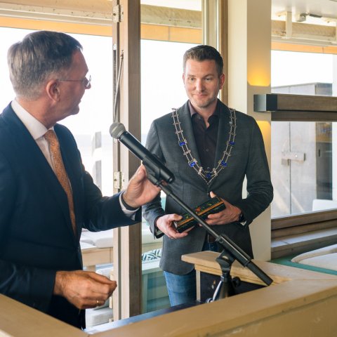 Overdracht van ambtsketen aan locoburgemeester Theo Faber