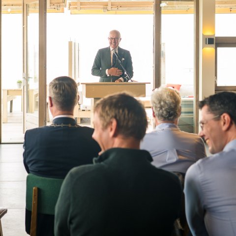 Commissaris van de Koning Arno Brok houdt zijn toespraak