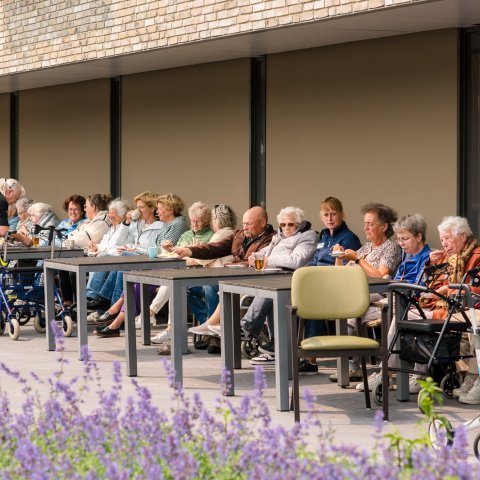 Taart voor bewoners, medewerkers en vrijwilligers van Ambla