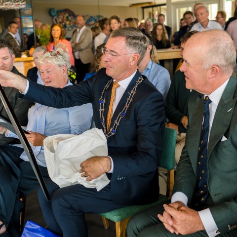 Burgemeester Leo Pieter Stoel neemt cadeau in ontvangst