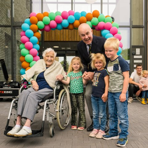 Commissaris met kinderen en bewoner Riek Ridder - Bakker