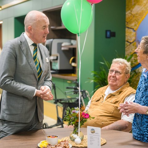 Commissaris in gesprek met bewoners van Ambla