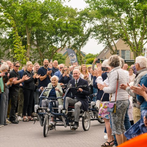 Openingshandeling Ambla met CDK en bewoner op de duofiets