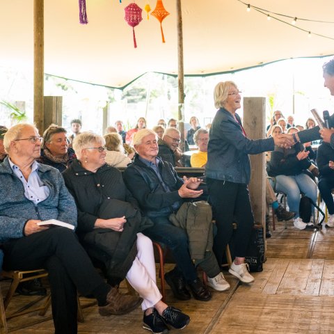 Schrijver Auke Zeldenrust overhandigt een boek