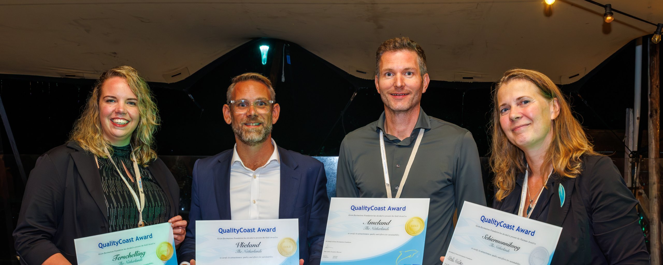 Awards worden in ontvangst genomen: v.l.n.r. Danielle Scheepstra (Terschelling), Stefan van Keijzerswaard (Vlieland), Theo Faber (Ameland), Ilja Zonneveld (Schiermonnikoog) 