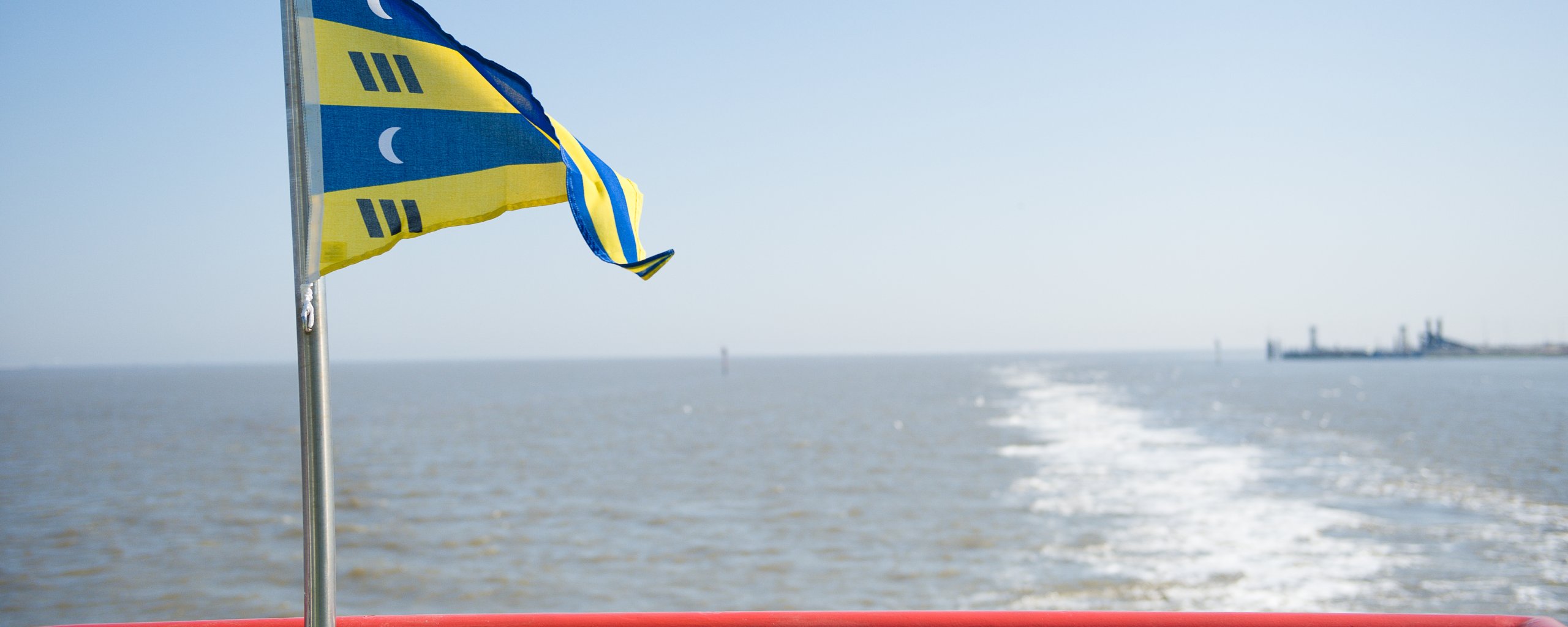 Vlag op de veerboot op de Waddenzee