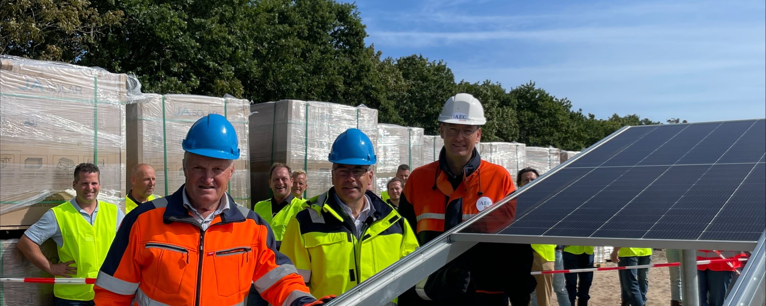 Van links naar rechts wethouder Piet Ijnsen, Remco van Maurik en Andries Metz