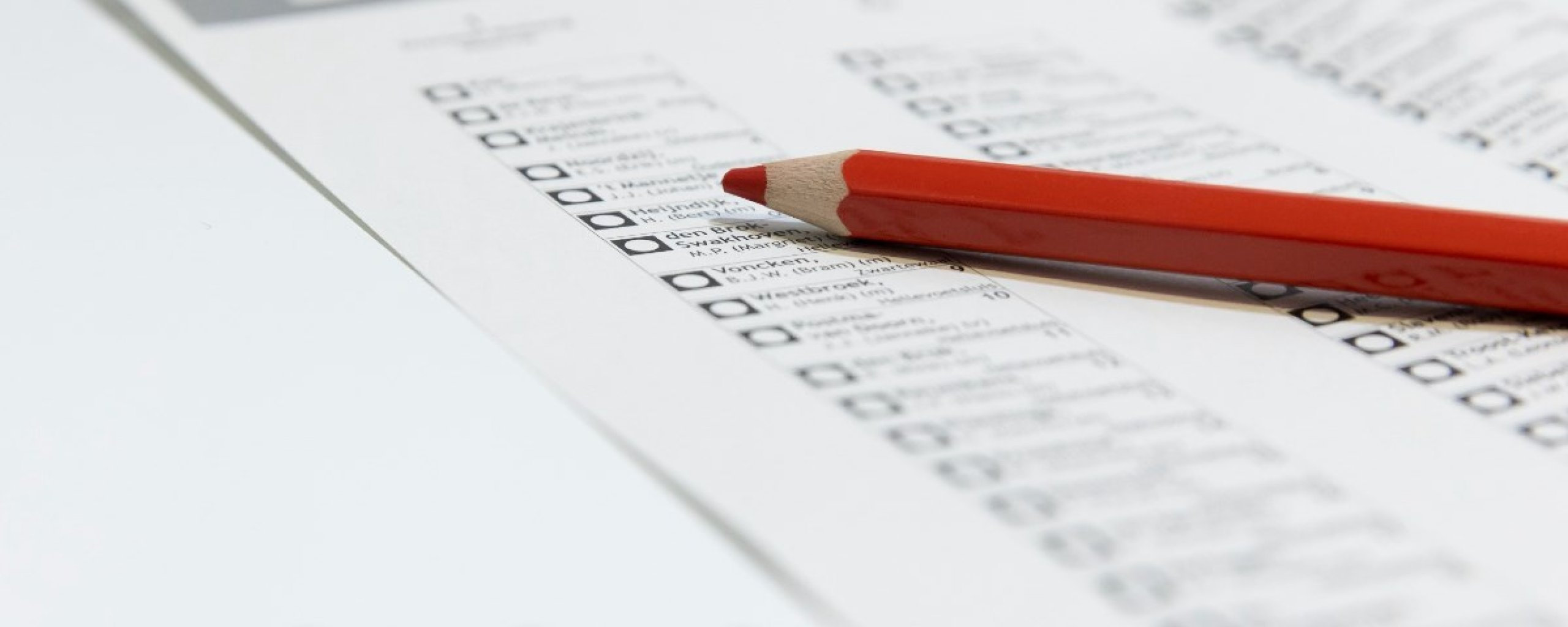 stembiljet en rood potlood