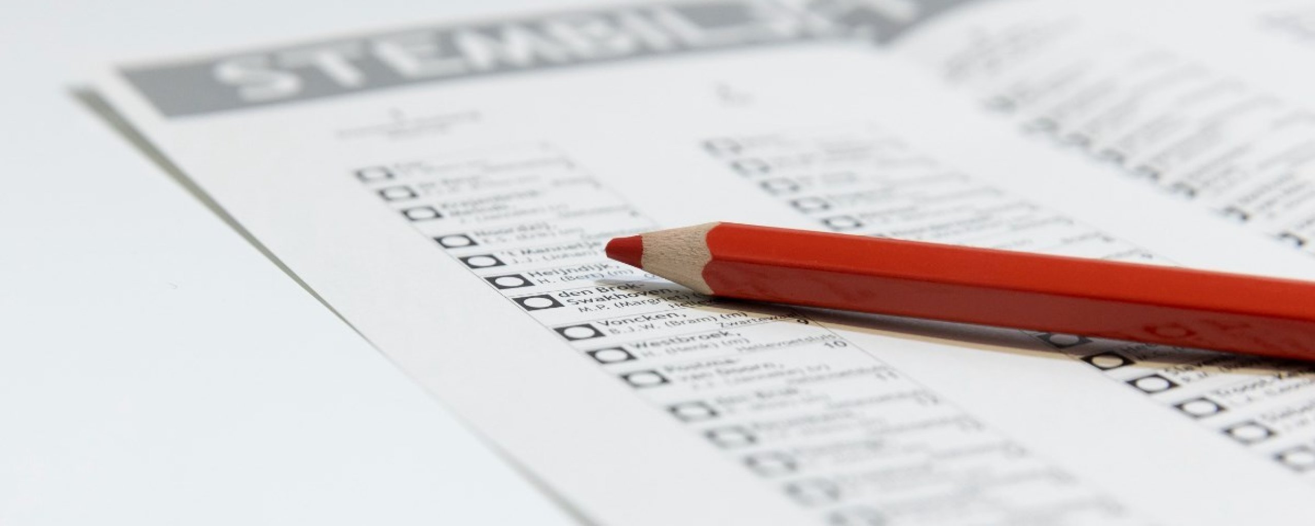 Stembiljet en rood potlood