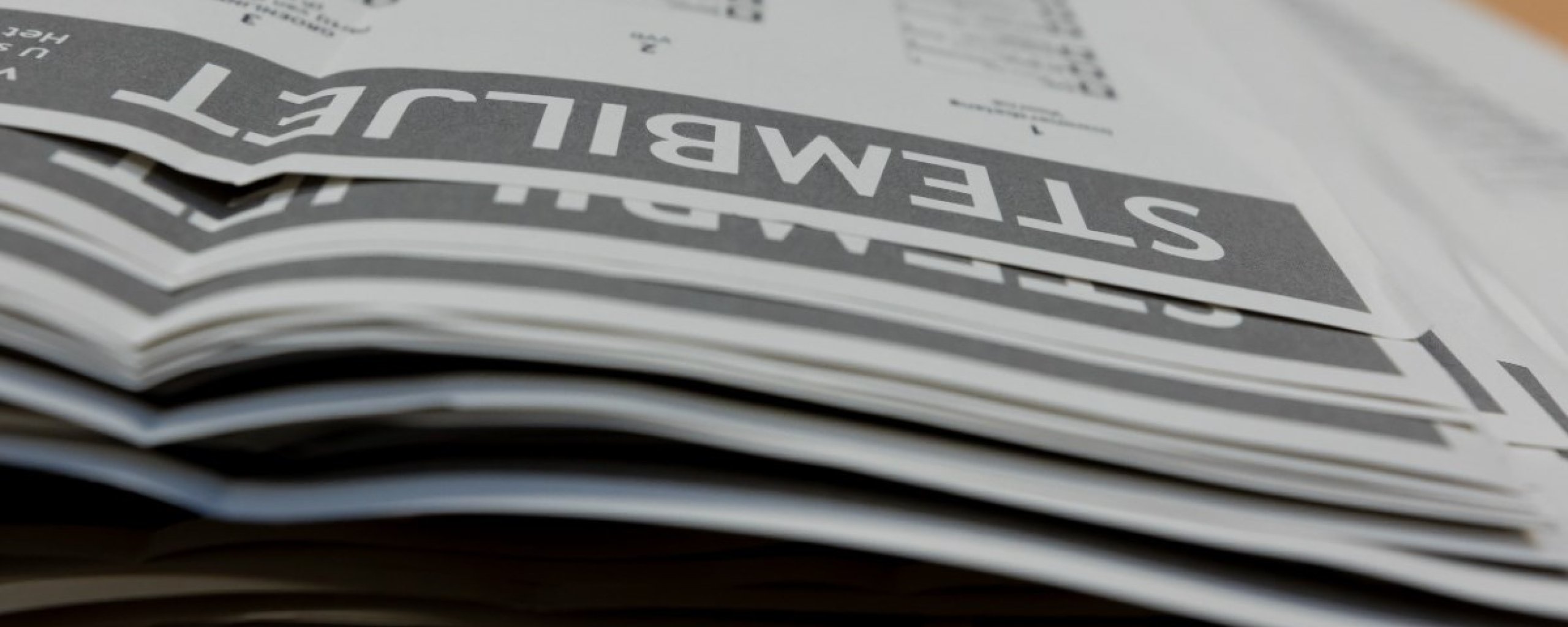 een stapel stembiljetten