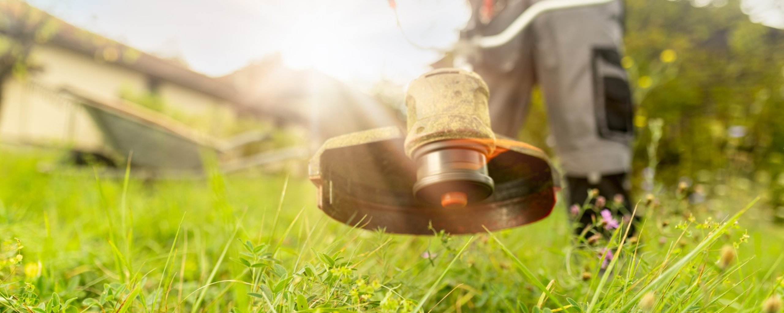medewerker groenvoorziening die kant maait