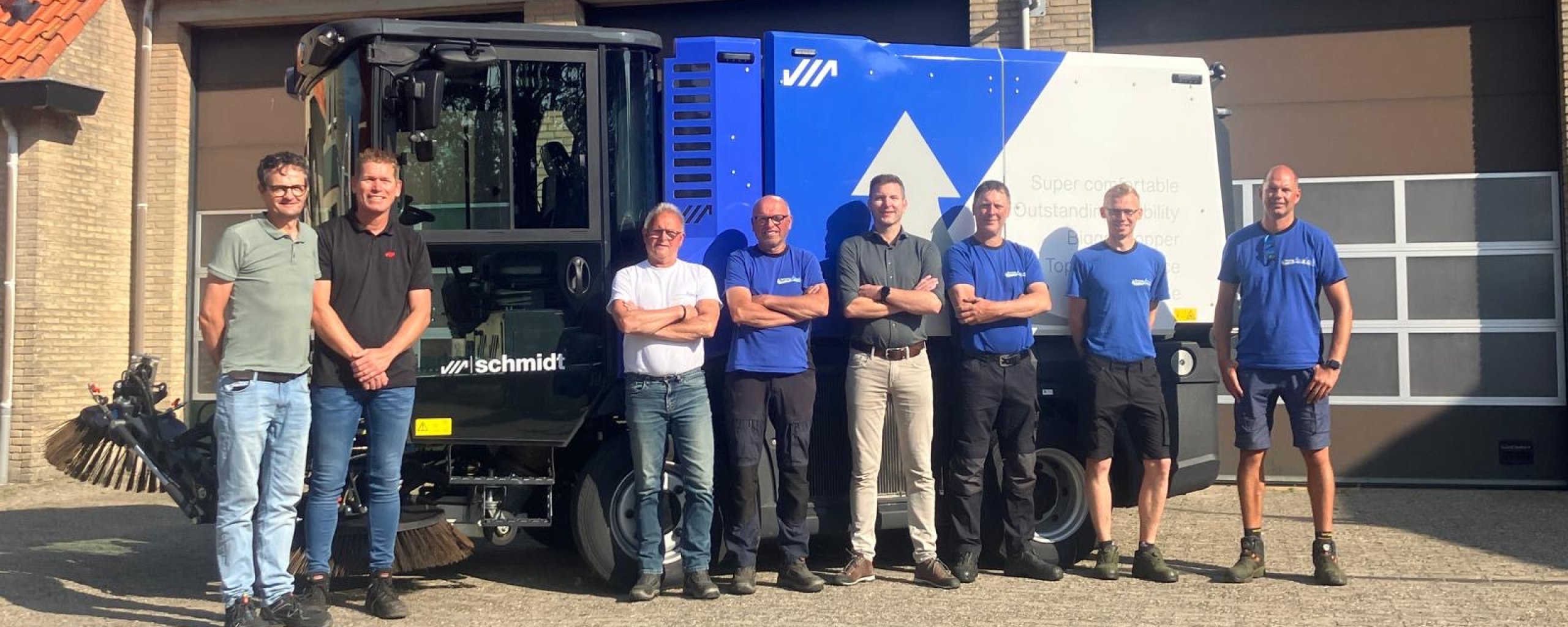 Medewerker buitendienst en wethouder bij de nieuwe veegmachine