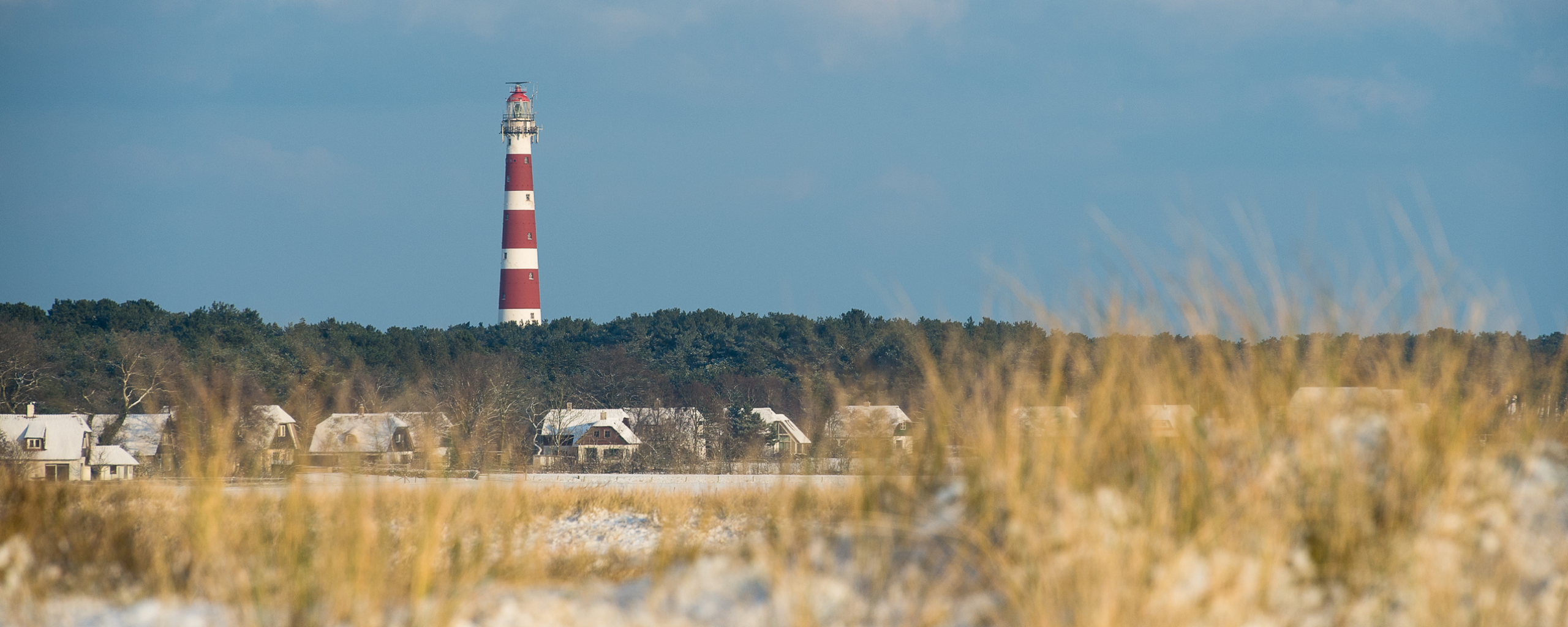 vuurtoren in de sneeuw