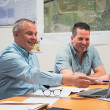 Medewerkers samen aan het werk