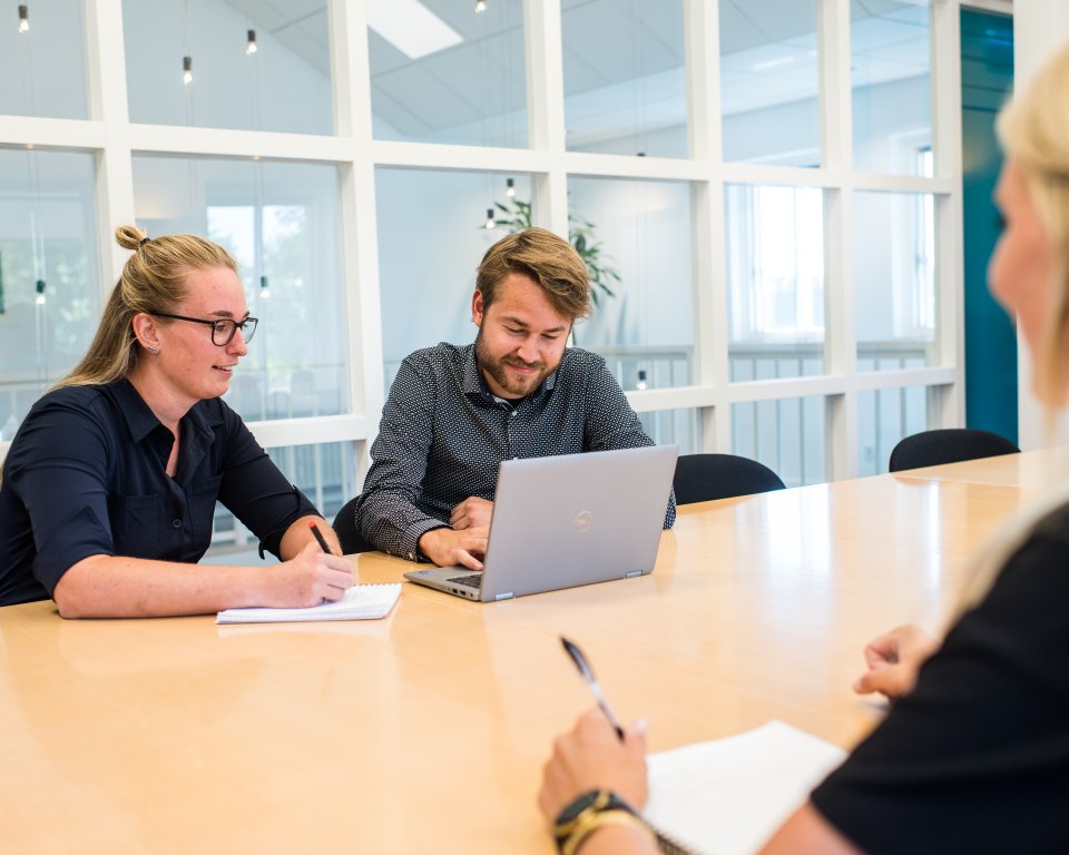 Medewerkers in de vergaderzaal