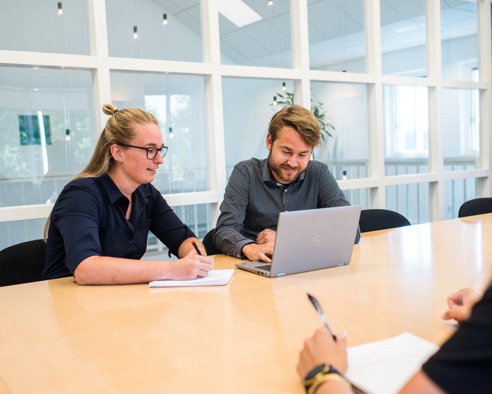 vacature: mensen in vergaderruimte