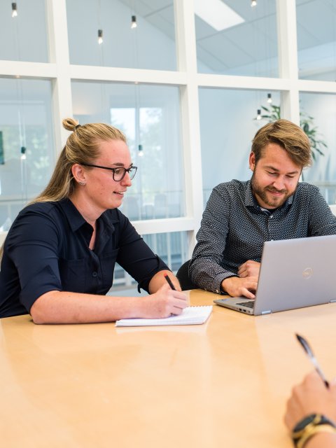 vacature: mensen in vergaderruimte
