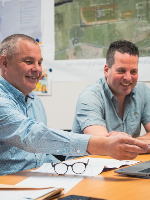 Medewerkers samen aan het werk