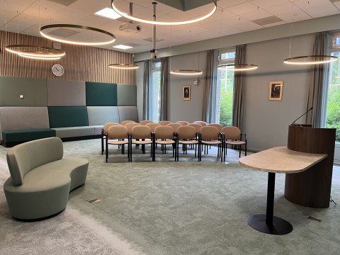 Een opstelling voor het trouwen op Ameland in het Gemeentehuis