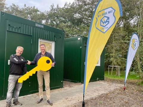 Tijdelijke kleedkamers voor V.V. Geel Wit