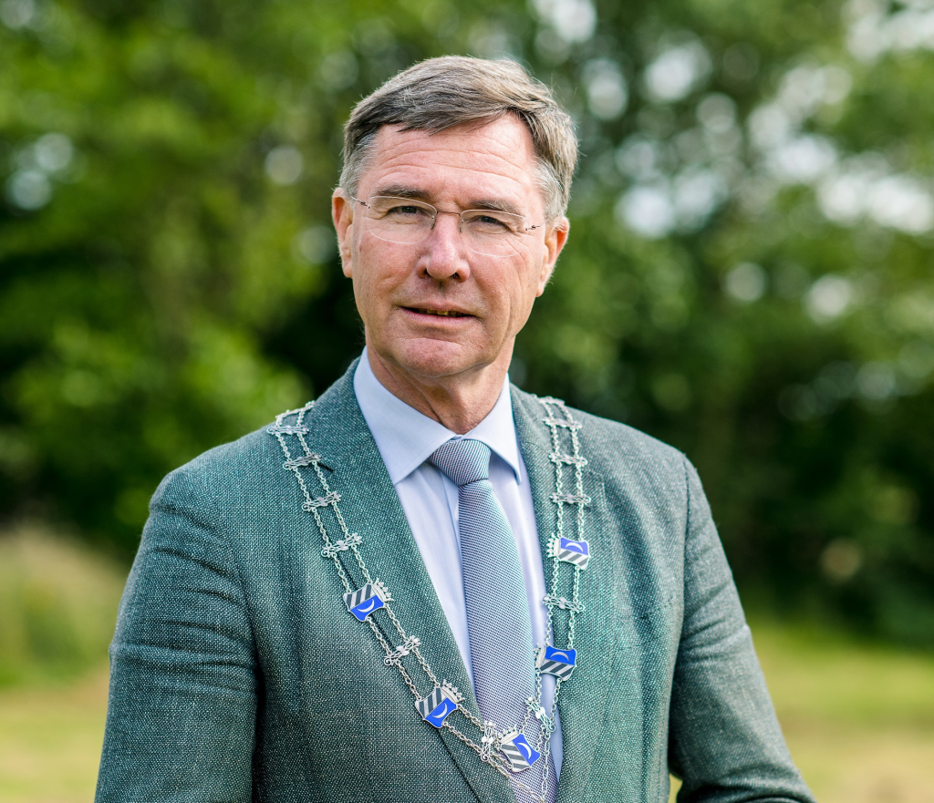 Burgemeester Leo Pieter Stoel met de ambtsketen van gemeente Ameland