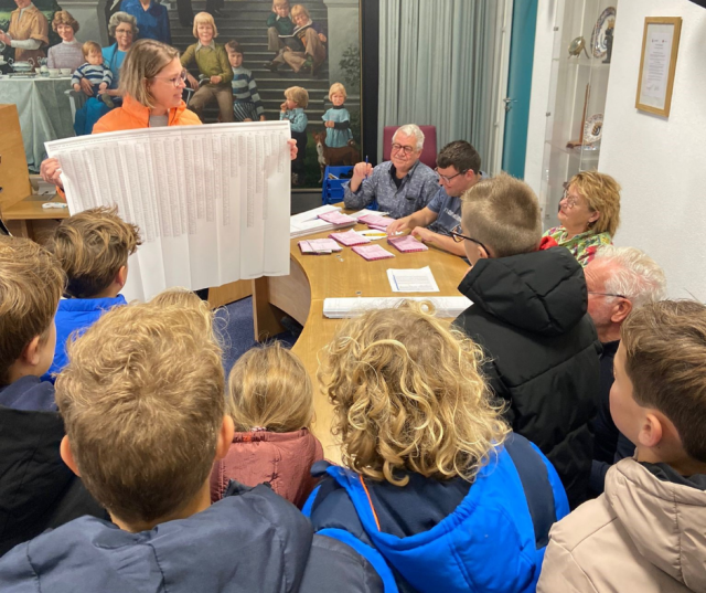 Leerlingen van 't Ienster brachten een bezoek aan stembureau Ballum