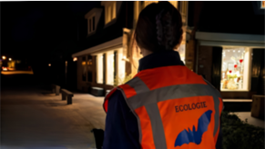 Onderzoeker met oranje hesje 