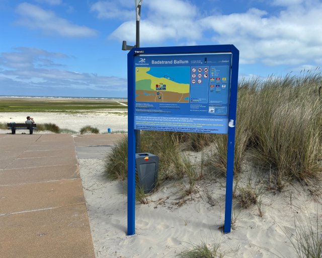 Blauw gemeentebord bij het badstrand in Ballum