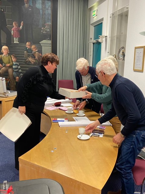 Burgemeester Tytsy Willemsma brengt koeken bij stembureau Ballum