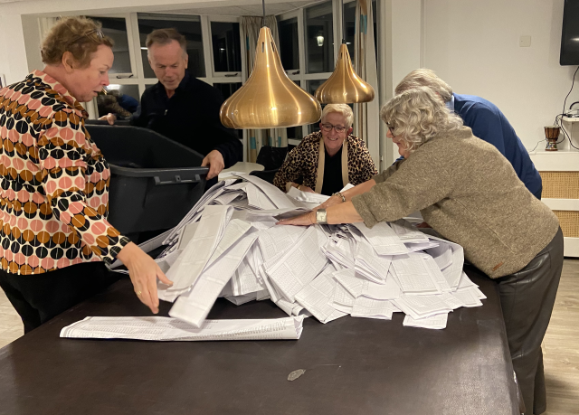 Stembussen worden geleegd door stembureauleden
