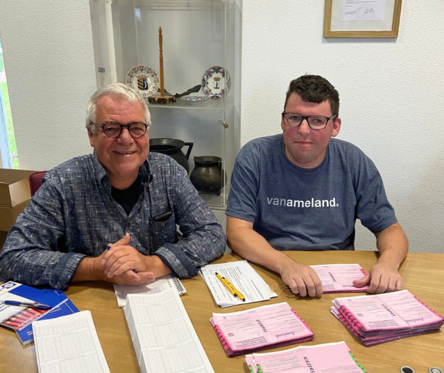Het Prokkelduo Vincent en Gerard helpt mee op het stembureau in Ballum