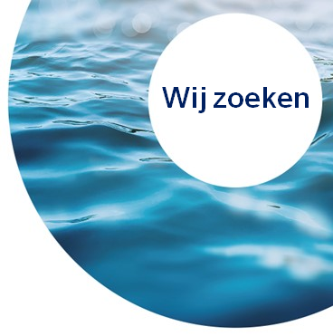 Golvend water met tekst wij zoeken.