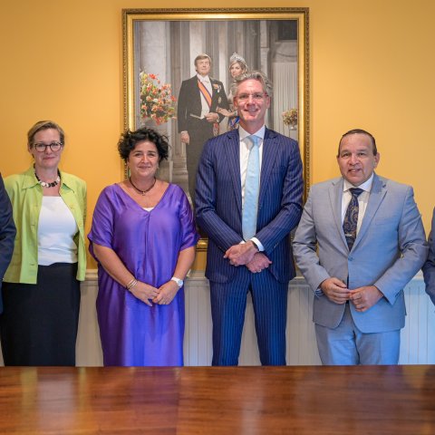 Ministernan Endy Croes y Geoffrey Wever ta firma MOU cu Stenden University.