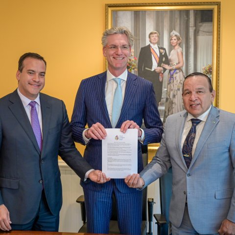 Ministernan Endy Croes y Geoffrey Wever ta firma MOU cu Stenden University.