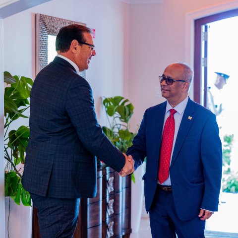 Gobernador di Aruba, Su Excelencia Alfonso Boekhoudt, ta ricibi diahuebs 22 di januari ultimo, e Minister di Relacion Exterior di Surinam, señor Albert R. Ramdin.