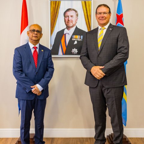 Gobernador di Aruba, Su Excelencia Alfonso Boekhoudt, ta ricibi diahuebs 22 di januari ultimo, e Minister di Relacion Exterior di Surinam, señor Albert R. Ramdin.