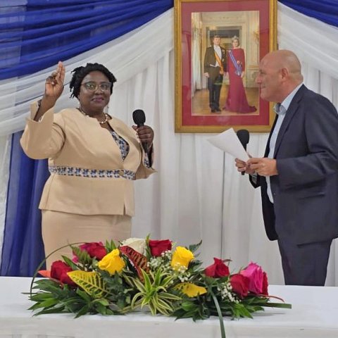 Sra. Alida Francis ta Gezaghebber nobo di Sint Eustatius.