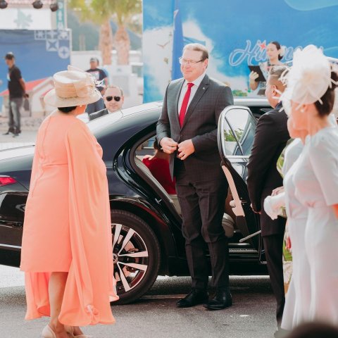 Gobernador a asisti na e ceremonia conexion cu Dia di Himno y Bandera