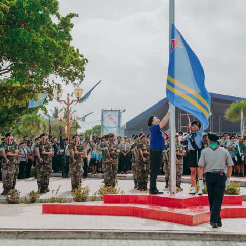 Gobernador a asisti na e ceremonia conexion cu Dia di Himno y Bandera