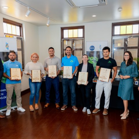 Minister Ursell Arends di Transporte, Integridad, Naturalesa, y Asunto di Adulto Mayory Minister di Asunto Economico, Comunicacion y Desaroyo Sostenibel Geoffrey Wever, hunto cu Sra. Nathaly Harms di Qredits Aruba ta lansa oficialmente e Agrifund.
