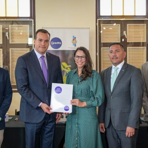 Minister Ursell Arends di Transporte, Integridad, Naturalesa, y Asunto di Adulto Mayory Minister di Asunto Economico, Comunicacion y Desaroyo Sostenibel Geoffrey Wever, hunto cu Sra. Nathaly Harms di Qredits Aruba ta lansa oficialmente e Agrifund.