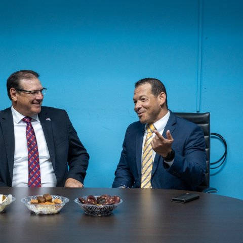 Minister di Husticia hunto cu Gobernador di Aruba S.E. Alfonso Boekhoudt a bishita KIA.