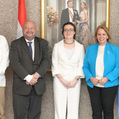 Embahadornan y Consul di Belgica a reuni cu Prome Minister