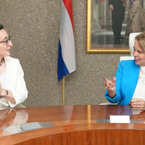 Embahadornan y Consul di Belgica a reuni cu Prome Minister