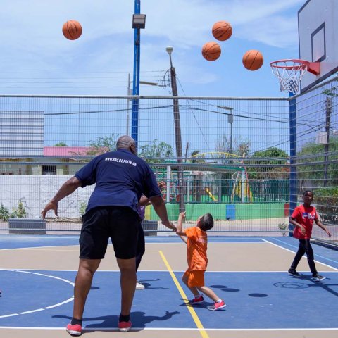 Ricardo Cooper a duna basketball clinic na Village Basketball Court na
