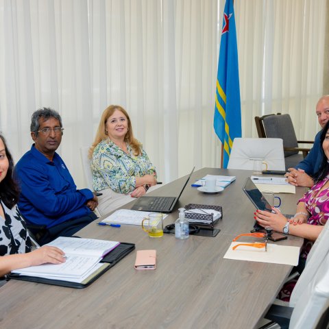 Ministerio di Finansa ta reuni cu profesor Roger Hosein di University of West Indies.