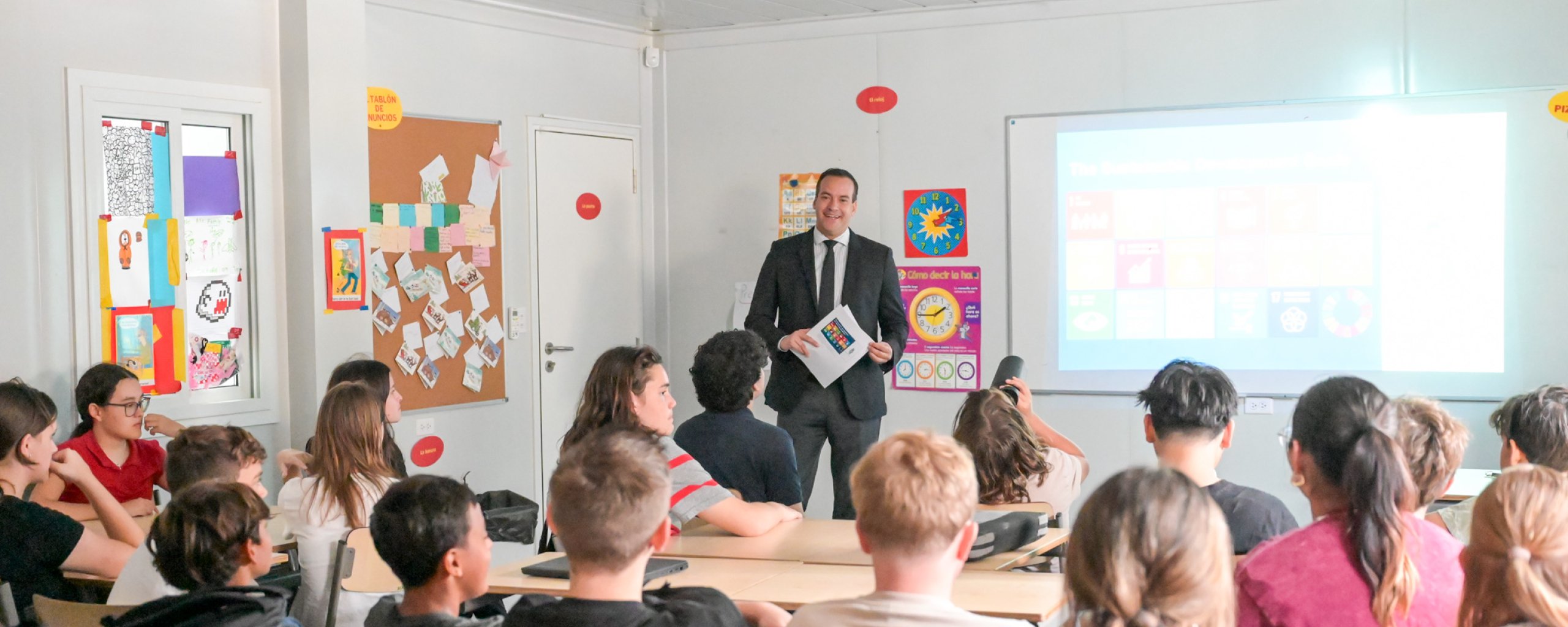 Minister of Economic Affairs, Communication, and Sustainable Development, Geoffrey Wever, gave a presentation about SDGs to students of Schakel College.