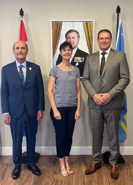 Gobernador di Aruba, S.E. Alfonso Boekhoudt, ta ricibi e Consul General di Francia na Amsterdam sra. Catherine Feuillet.