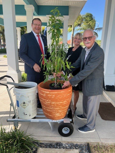 Gobernador di Aruba, S.E. Alfonso Boekhoudt, ta ricibi sra. Anita Aerts y sr. Roy Maduro di Fundacion Ban Lanta y Planta – Trees for Aruba.