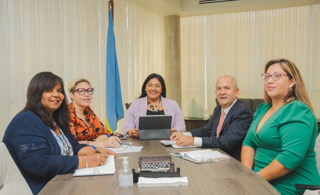 Consul di Colombia ta bishita Minister di Finansa y Cultura Xiomara Maduro.